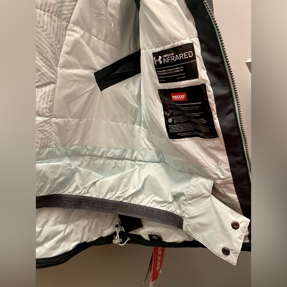 Under Armour winter / ski / snow jacket. Size SM/P. NEW (with tags). - Picture 2 of 7